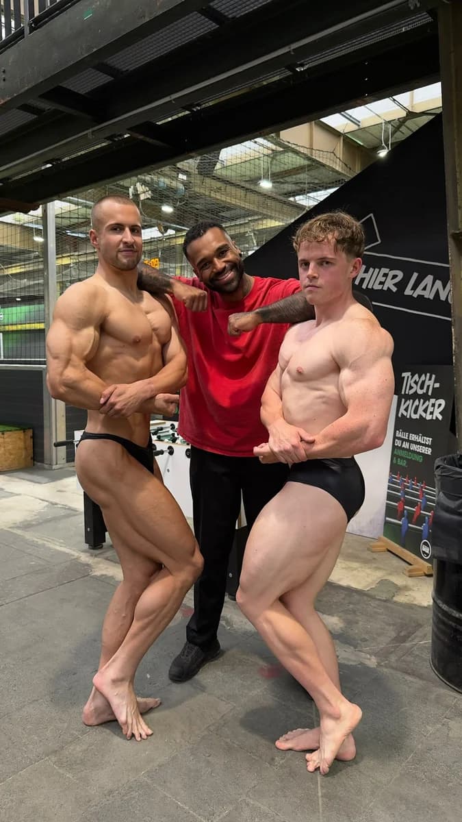 Dwayne mit zwei Athleten im Fitnessstudio