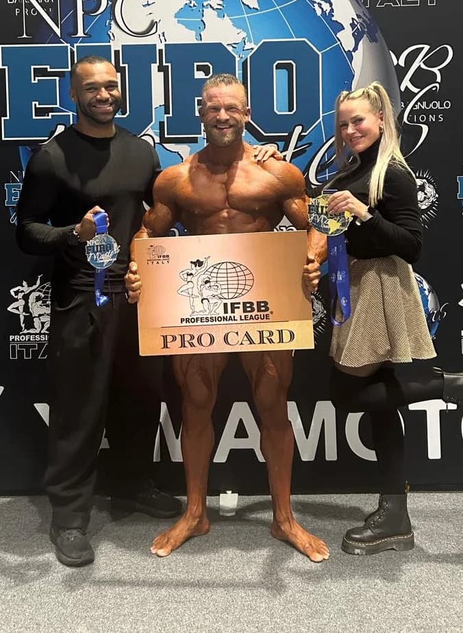 Dwayne neben Max mit dessen Pro-Card-Schild
